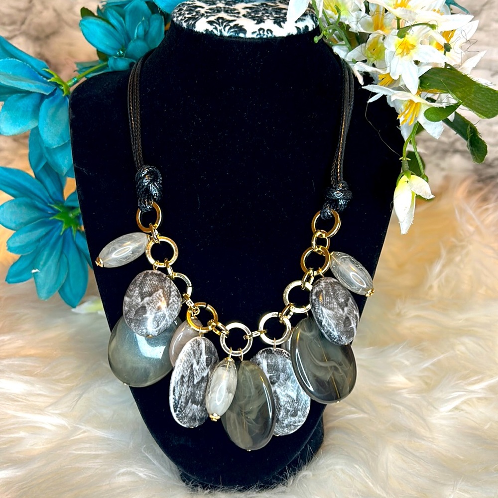 NWT Daisy Fuentes Necklace Black, Grey & White Stone with Gold Rings